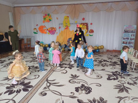 Прошел осенний праздник Прошел осенний праздник.
