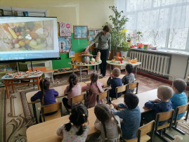 Дошколята создали оригинальную композицию "Тарелка витаминов" Дошколята создали оригинальную композицию "Тарелка витаминов".
