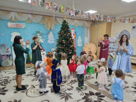 Прошли новогодние утренники для ребят первой и второй младшей группы Прошли новогодние утренники для ребят первой и второй младшей группы.