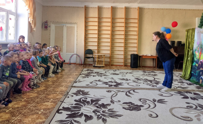 В гости к ребятам приехал театр "Сказочный мир" В гости к ребятам приехал театр "Сказочный мир".